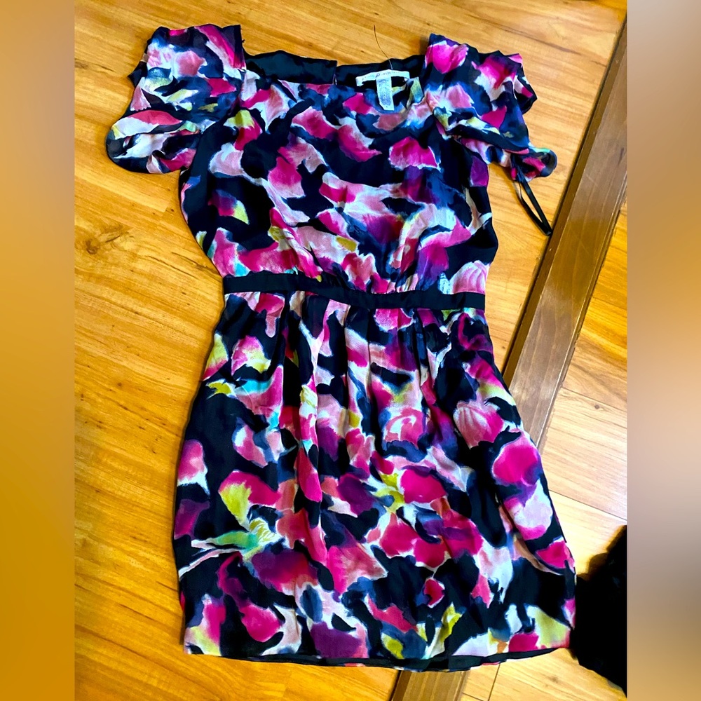 Diane von Furstenberg Silk Dress size w/ Square Neckline
Back Button Closure